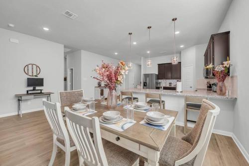 Luxury Retreat in Serene Surroundings 4 Bedrooms Corporate House Entire house with full amanities Convenient location Near Medical Centers and Downtown — 4-Star Luxury Hotel in Temple, United States