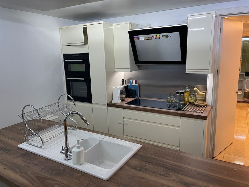 Lovely 2 bed Apartment in Brixton Central Location — 4-Star Luxury Hotel in London, United Kingdom