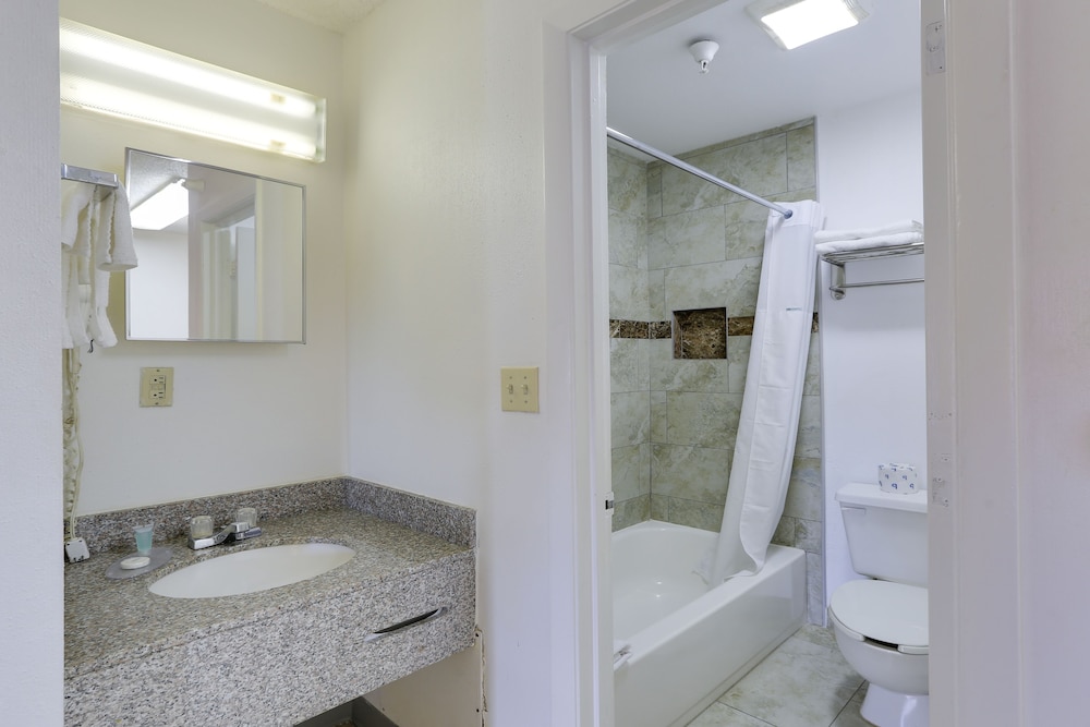 Magnuson Hotel Bradenton - photo 16