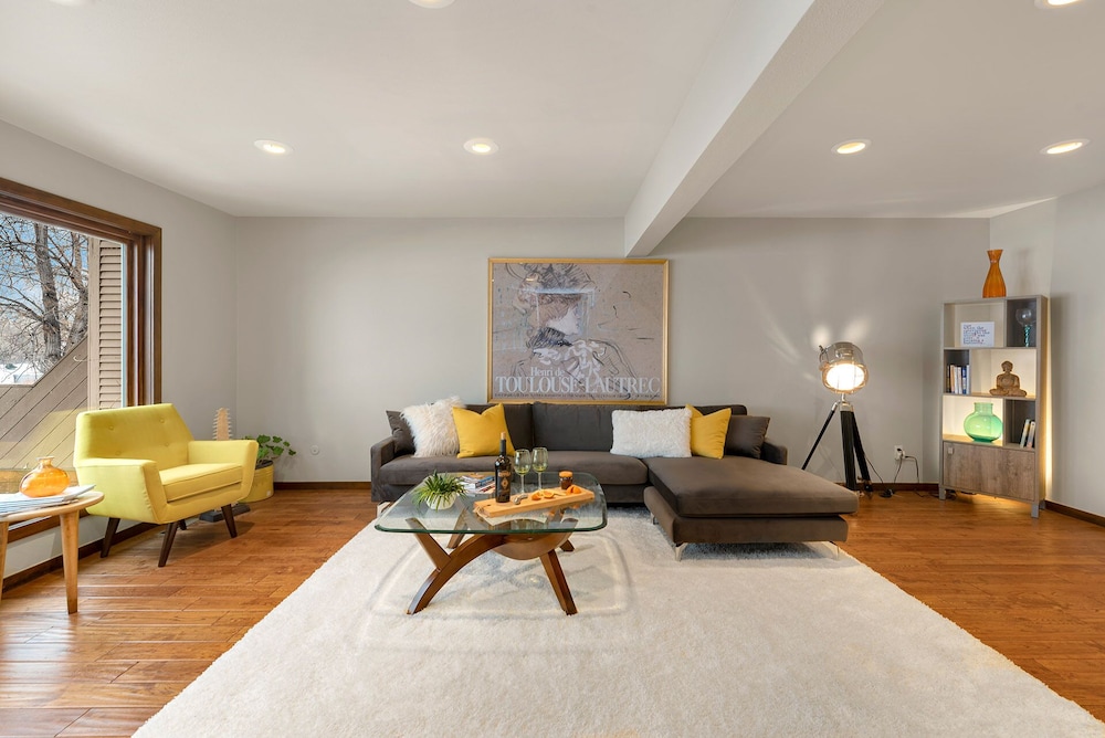 Peaceful Retro Retreat W Stunning Lake Views in Fort Collins, United States