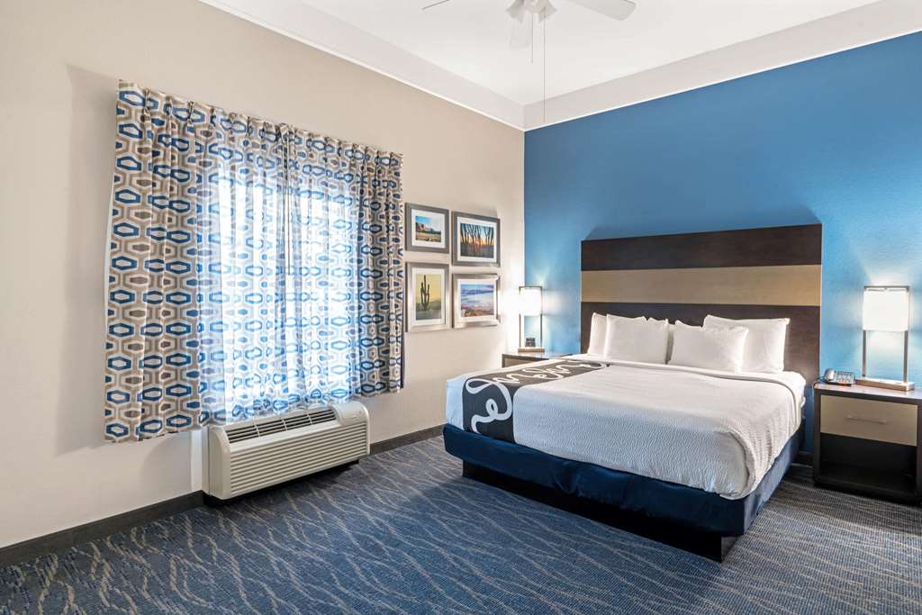 La Quinta Inn & Suites by Wyndham Phoenix I 10 West - photo 38