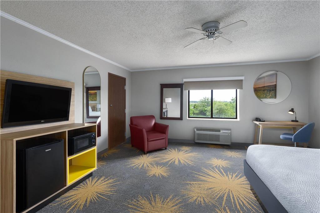 Days Inn & Suites by Wyndham Kansas City South - photo 22