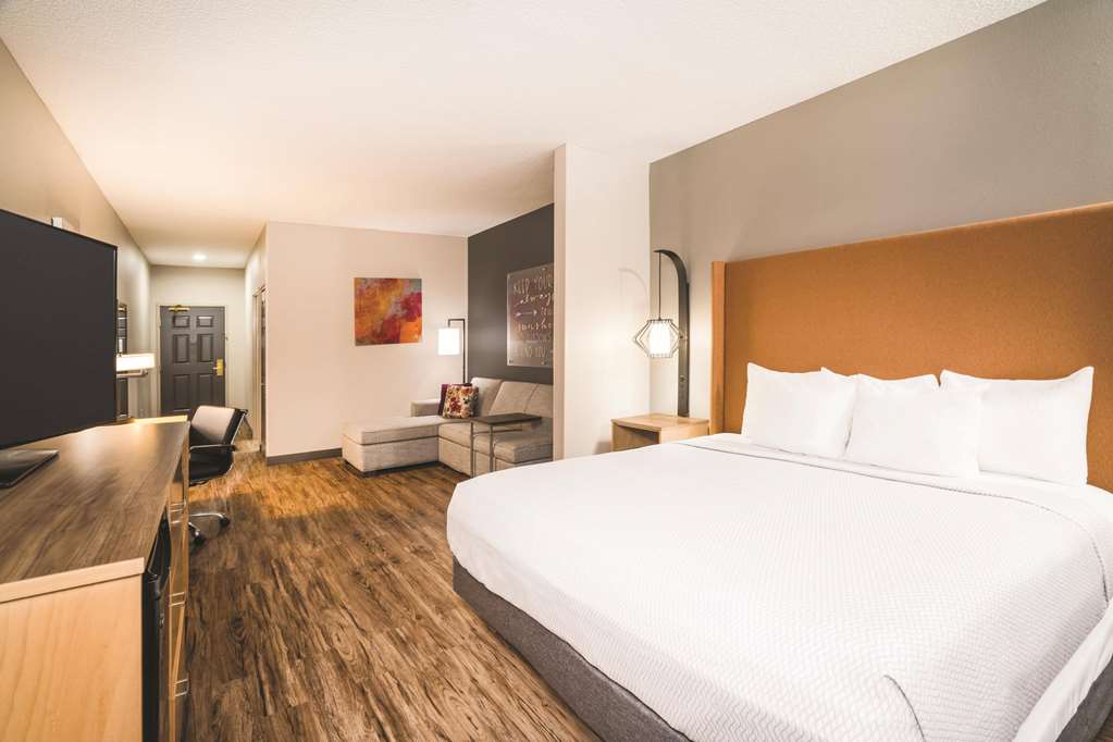 La Quinta Inn & Suites by Wyndham Chattanooga North Hixson - photo 17