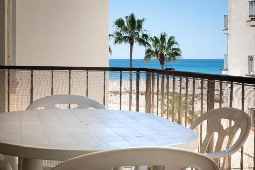 AT105 Primera línea de la playa airco — 4-Star Luxury Hotel in Torredembarra, Spain