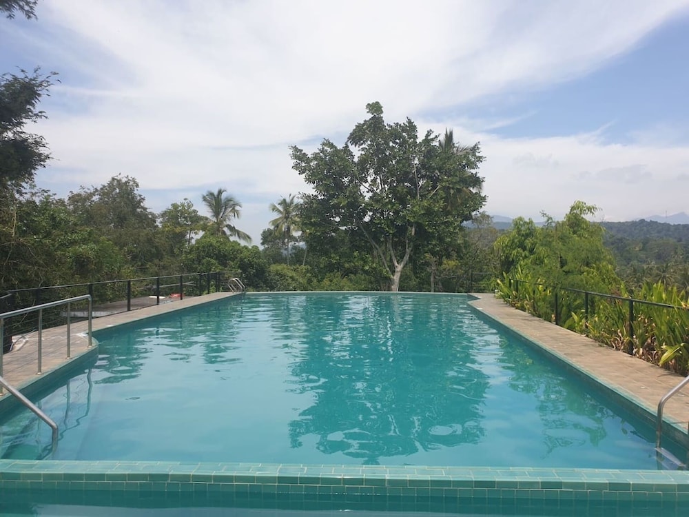 Explore Central Srilanka - carbon neutral hotel in Kandy