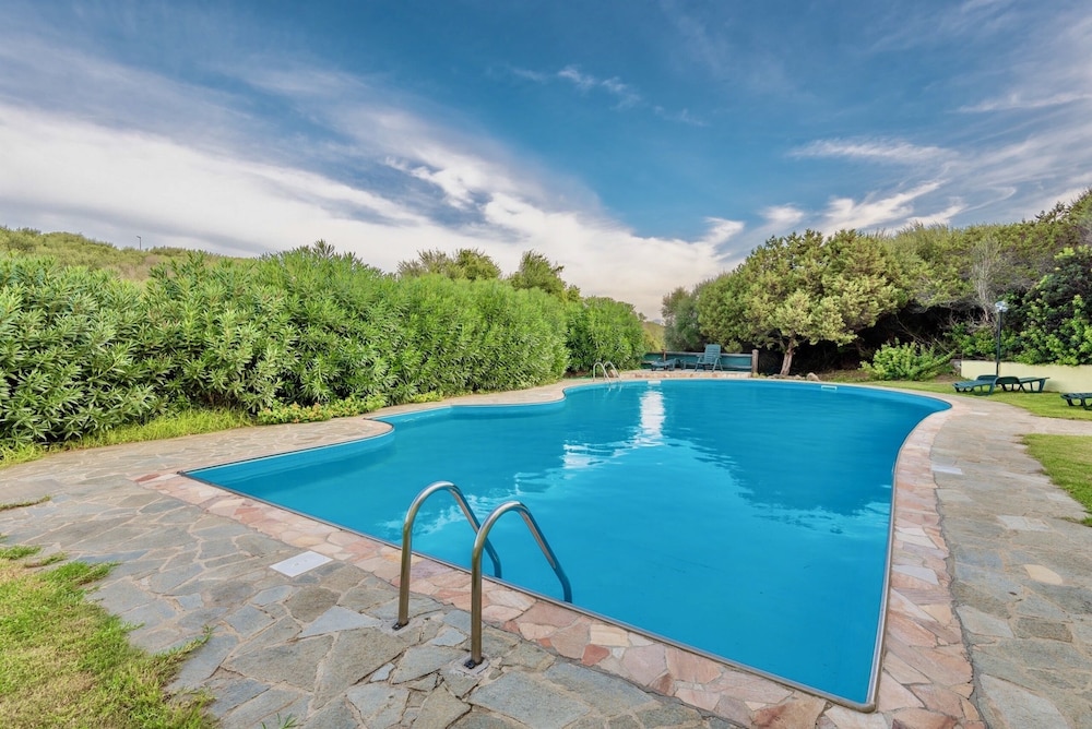 Graziose Ville Con A C E Piscina Comune — Stintino