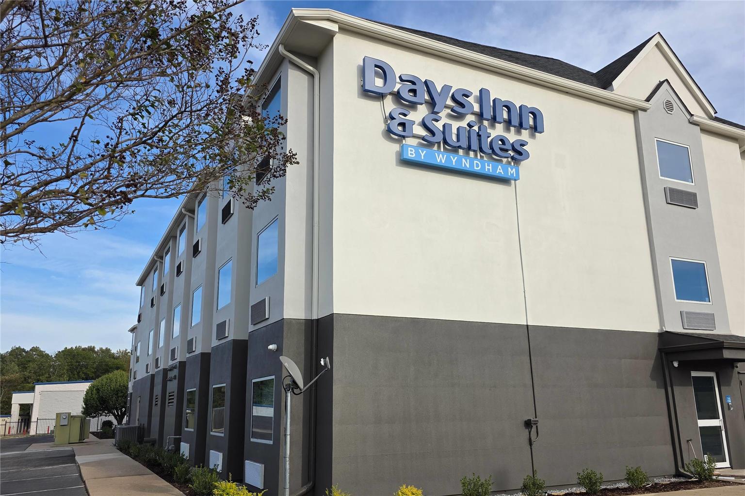 Days Inn & Suites by Wyndham Brandon Amphitheater - featured photo