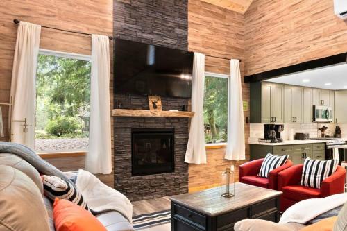 Luxe Chalet at Rainier Entrance with Hot Tub AC WiFi — 4-Star Luxury Hotel in Ashford, United States
