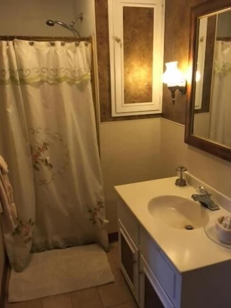 Victorian Charm Inn - photo 43