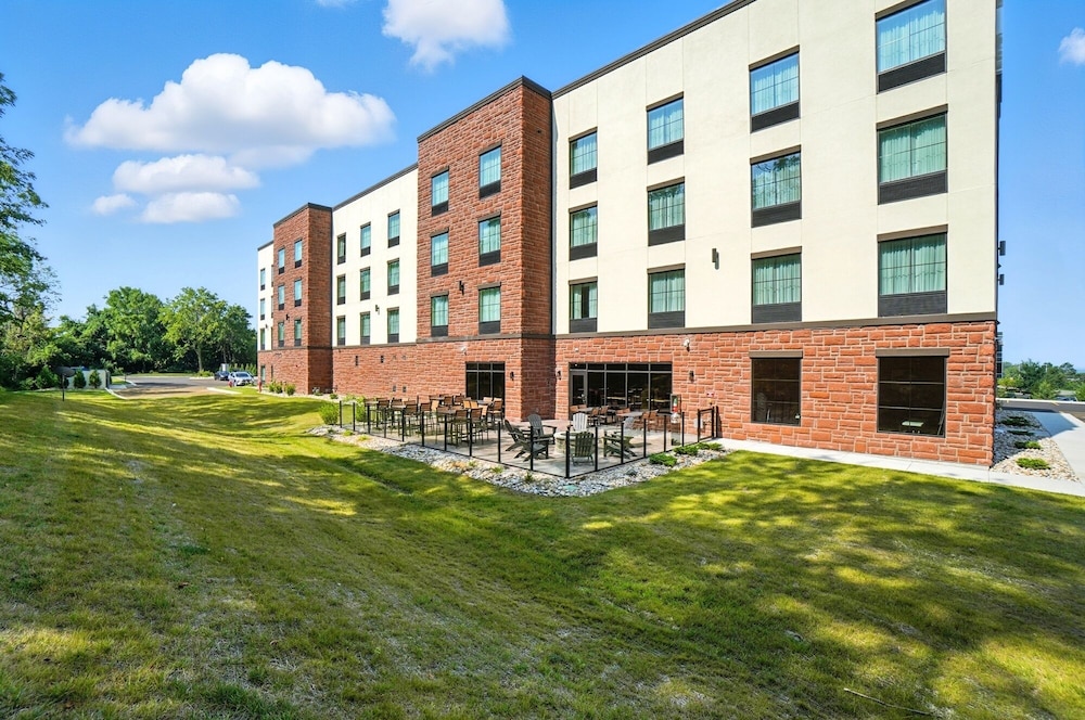 Cobblestone Hotel & Suites Bellefontaine - photo 103