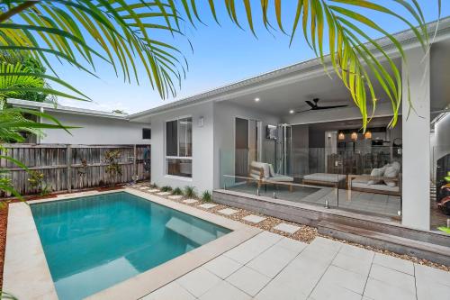 Waves Ocean Edge in Palm Cove, Australia