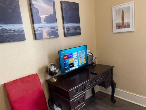 Blue Mist Victorian 5 Bedroom 2 bath Gem — 4-Star Luxury Hotel in Eureka, United States