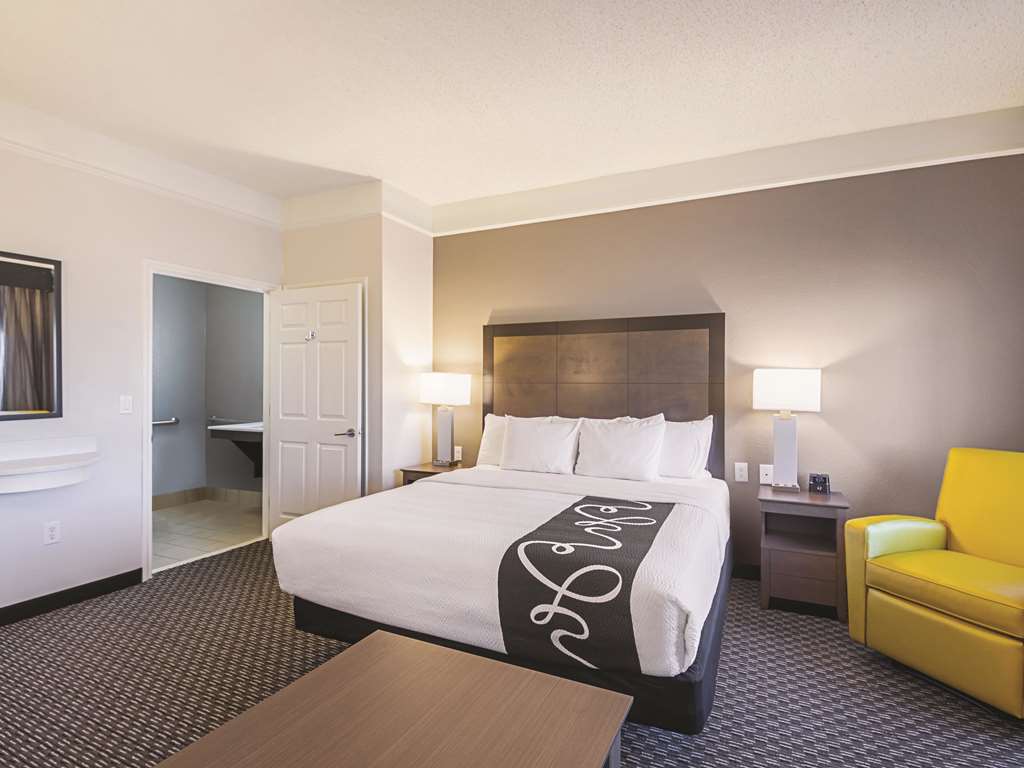 La Quinta Inn & Suites by Wyndham Austin Near The Domain - photo 20