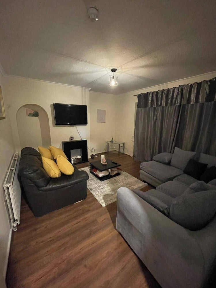 3 Bedrooms 6 Guests Parking Fireplace Bbq in Enfield Town, United Kingdom