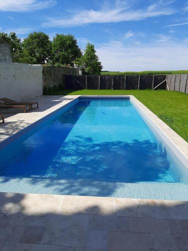 Le Puits Renaissance Gites De Caractere Et Piscine Chauffee — Chambourg Sur Indre