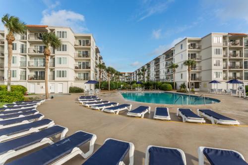Beach Club 303 — 4-Star Luxury Hotel in East End, United States