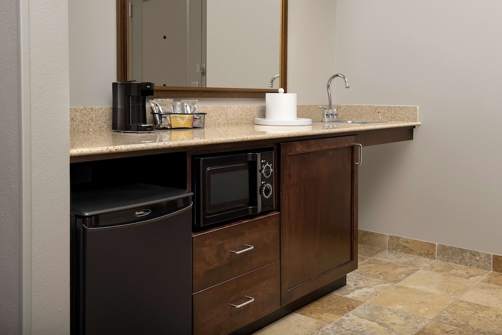 Hampton Inn & Suites Holly Springs - photo 17