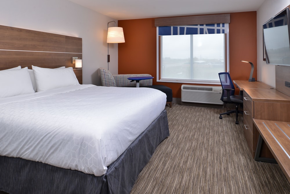 Holiday Inn Express & Suites Marshalltown by IHG - photo 21