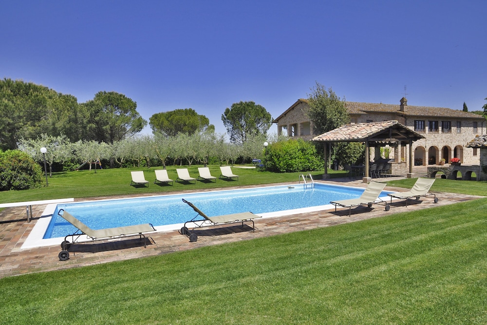 Villa del Colle — 4-Star Luxury Hotel in Torgiano, Italy