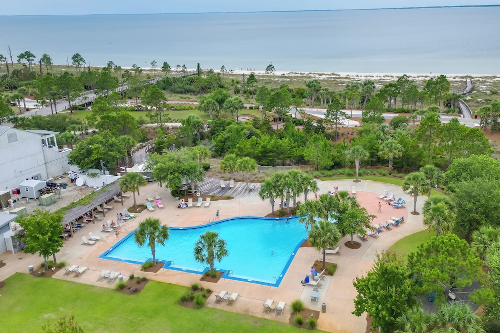 Walk to Beach and Pool Windmark Beach Home — 4-Star Luxury Hotel in Port Saint Joe, United States
