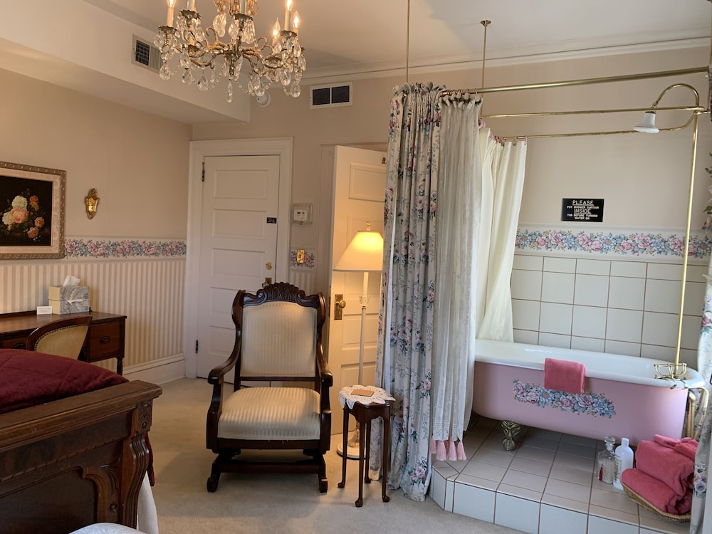 Brass Pineapple Inn - photo 20