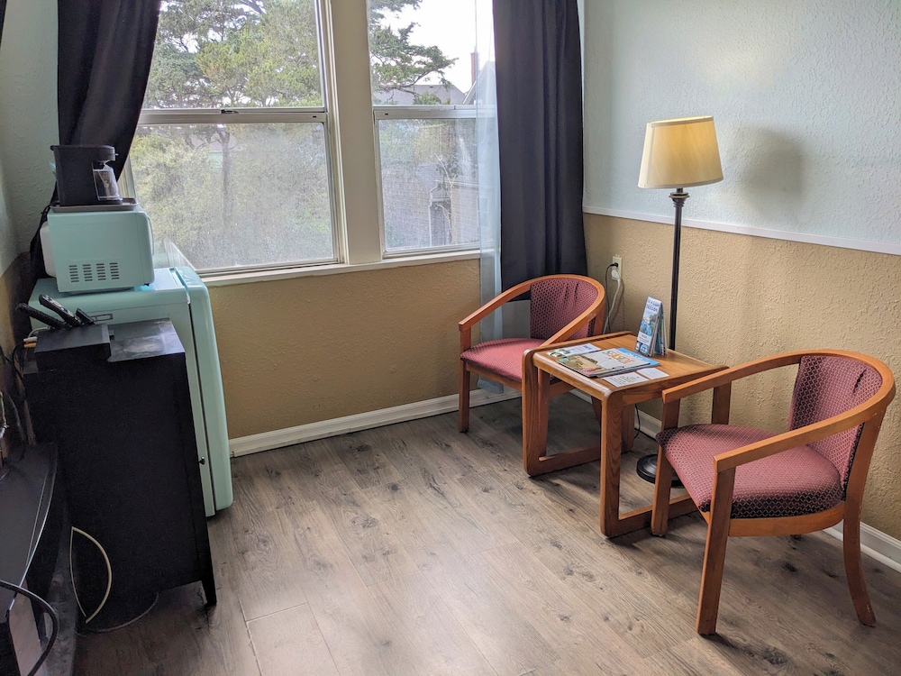 Hillcrest Inn - photo 35