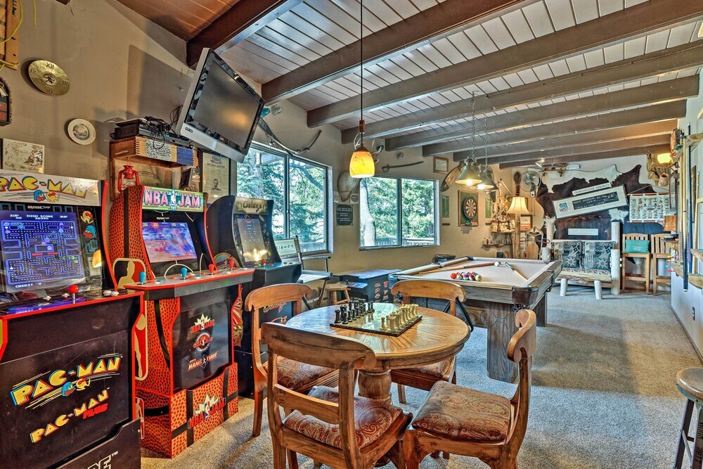 Family Cabin with Game Room Near Hiking and Skiing — 4-Star Luxury Hotel in Lake Arrowhead, United States