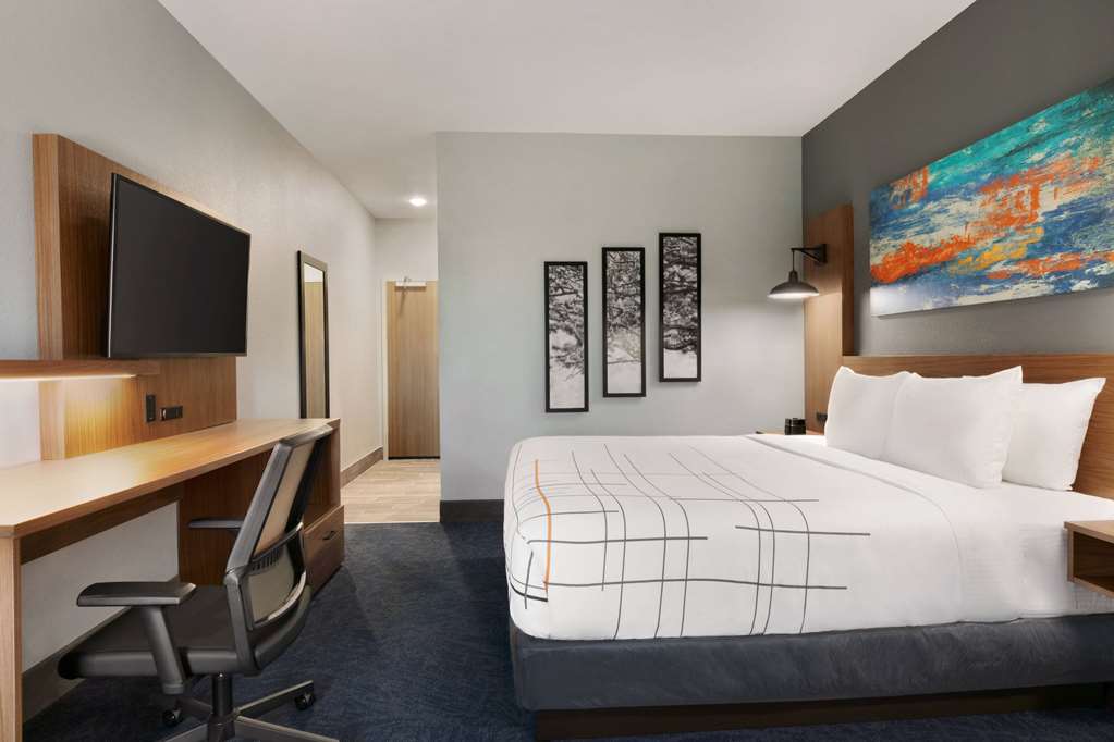 La Quinta Inn & Suites by Wyndham College Station North - photo 9