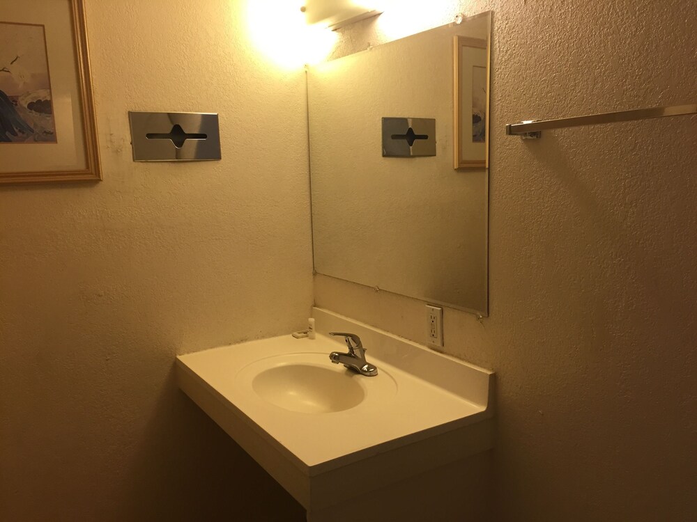 Parkway Inn Fresno - photo 16