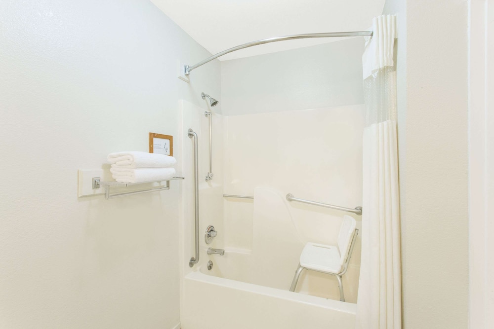 Upper Lake Inn and Suites - photo 12