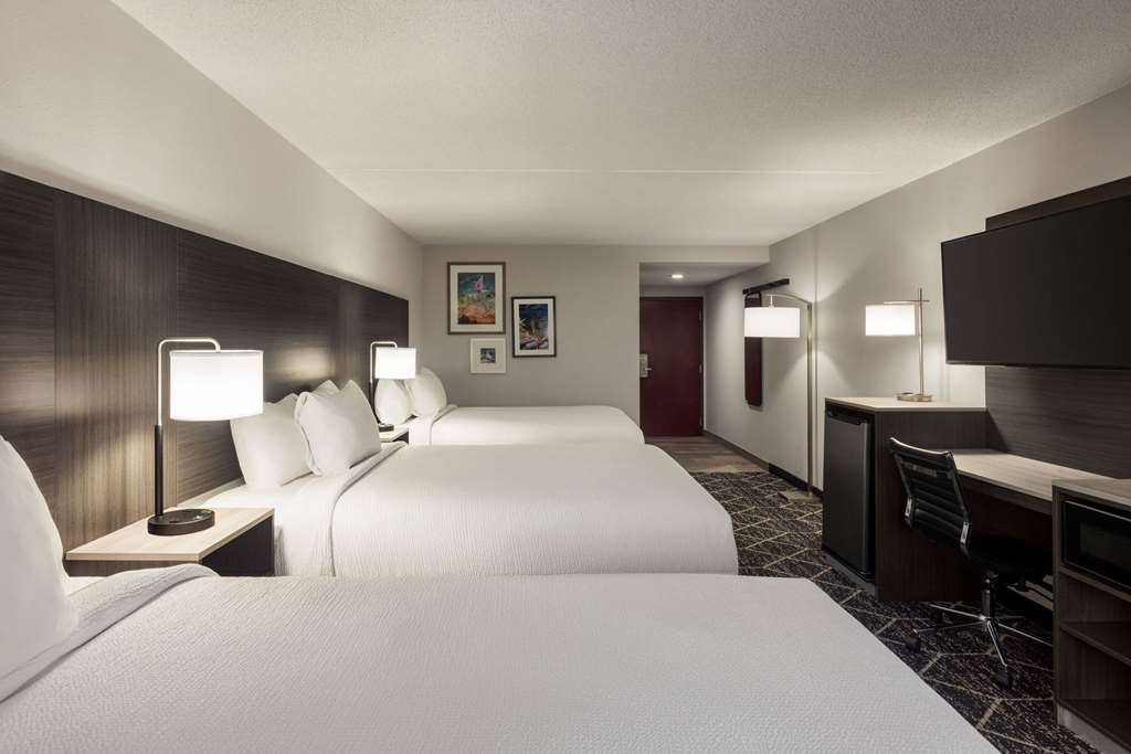 La Quinta Inn & Suites by Wyndham Lake George - photo 26