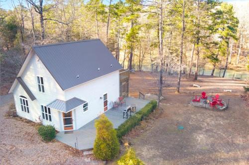 Crooked H Cabin On Mulberry River — 4-Star Luxury Hotel in Ozark, United States