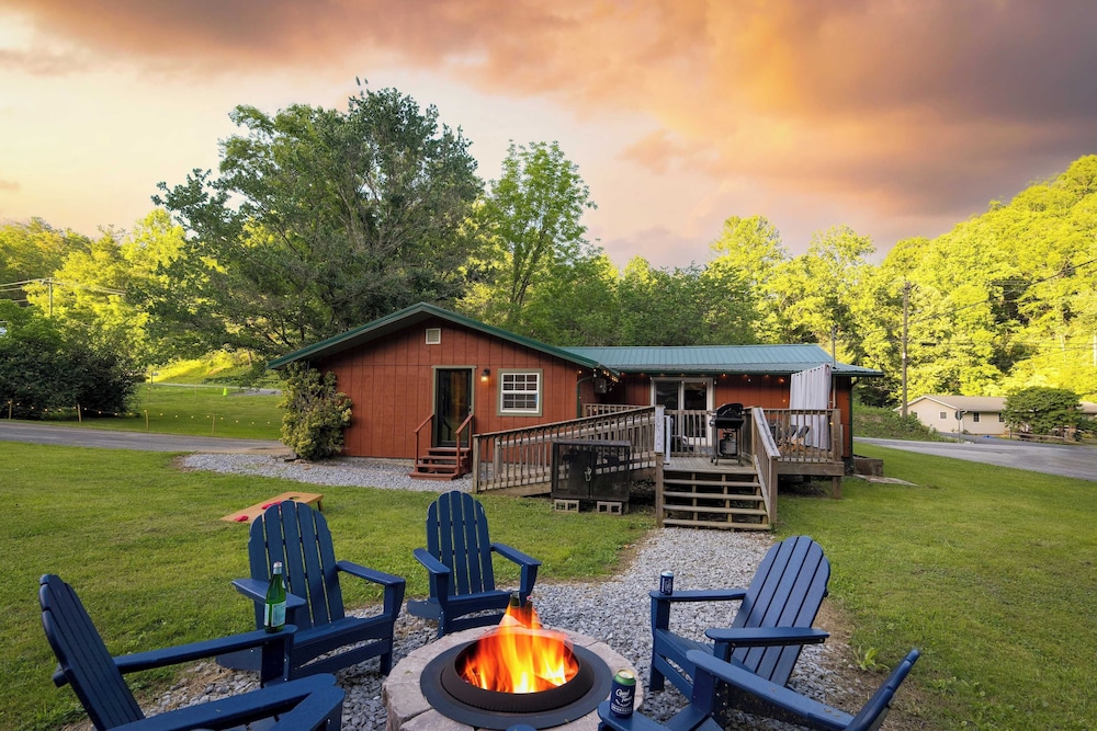 The Rustic Cottage by Avantstay Hot Tub Fire Pit Pool Table 5mins to Town — 4-Star Luxury Hotel in Gatlinburg, United States
