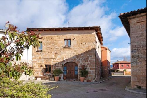 Spacious House in Llano de Bureba with Fireplace & Mountain View — 4-Star Luxury Hotel in Llano De Bureba, Spain