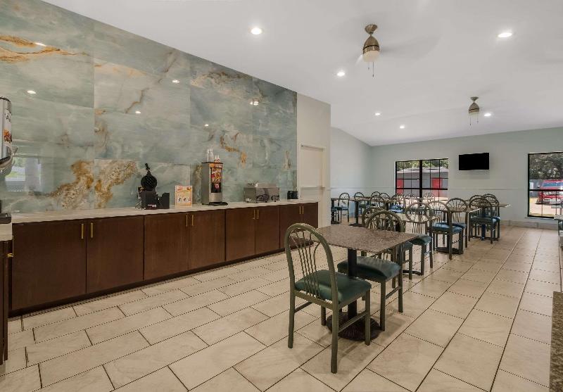 Econo Lodge Inn & Suites Fulton Rockport - photo 91