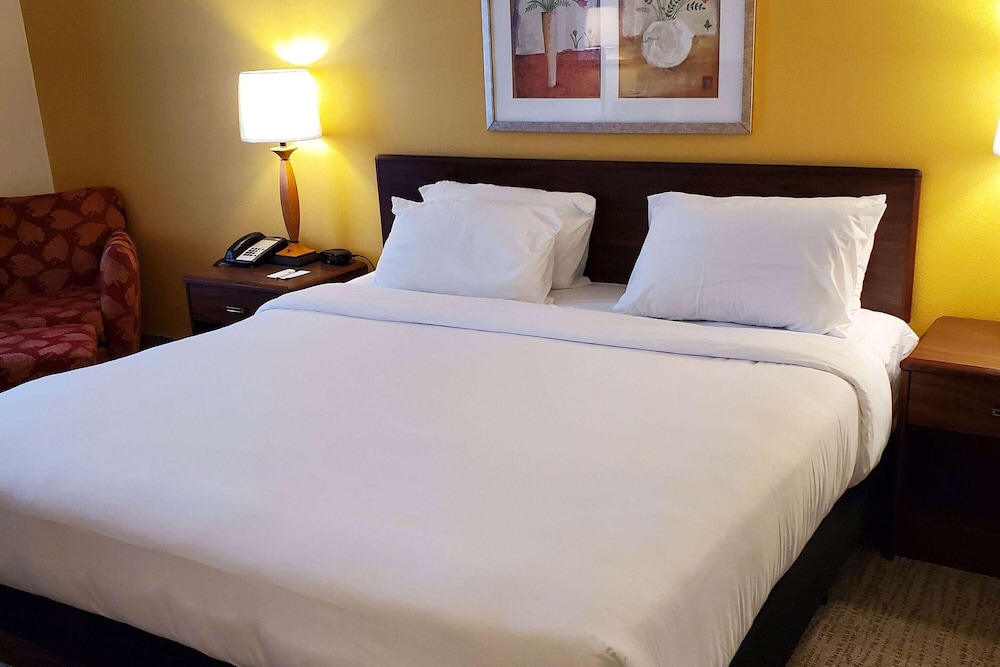 Wingate by Wyndham Uniontown - photo 12
