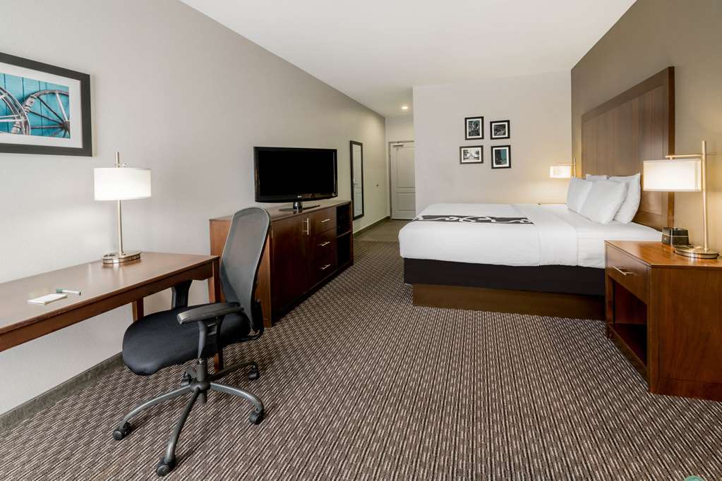 La Quinta Inn & Suites by Wyndham Fort Worth Arlington West - photo 9