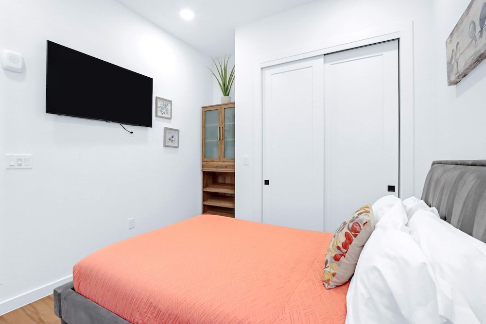 Relax in a Luxe Resort style Condo - photo 2