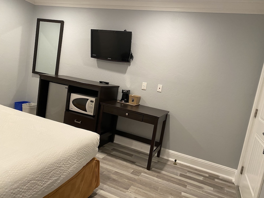 Aura Inn Monterey - photo 21