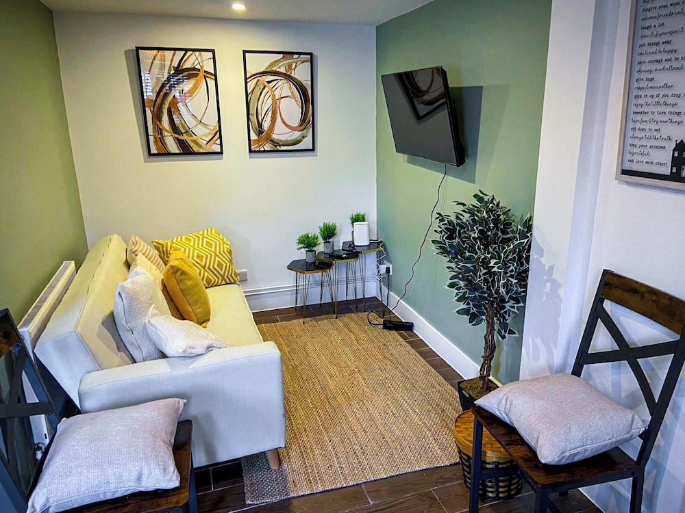 Stylish Home for 6 in Reading