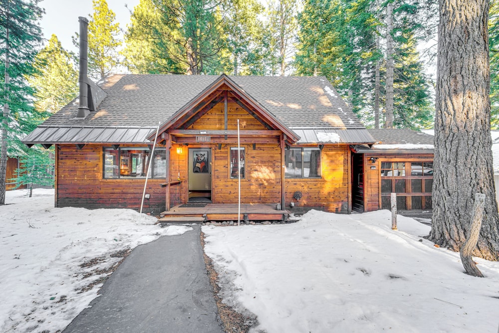 3 Mi to Skiing: Retreat w Deck in Tahoe Donner in Truckee, United States