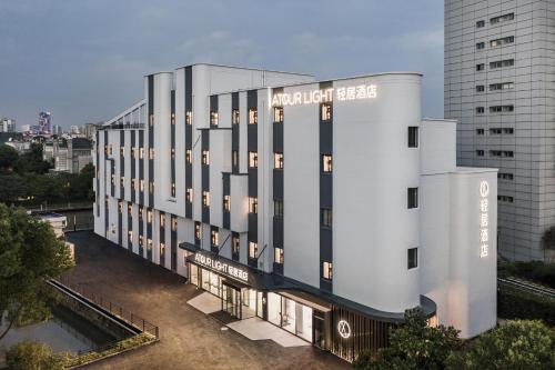 Atour Light Hotel Shanghai Pudong Zhangjiang Park Riverside — 4-Star Luxury Hotel in Shanghai, People's Republic of China