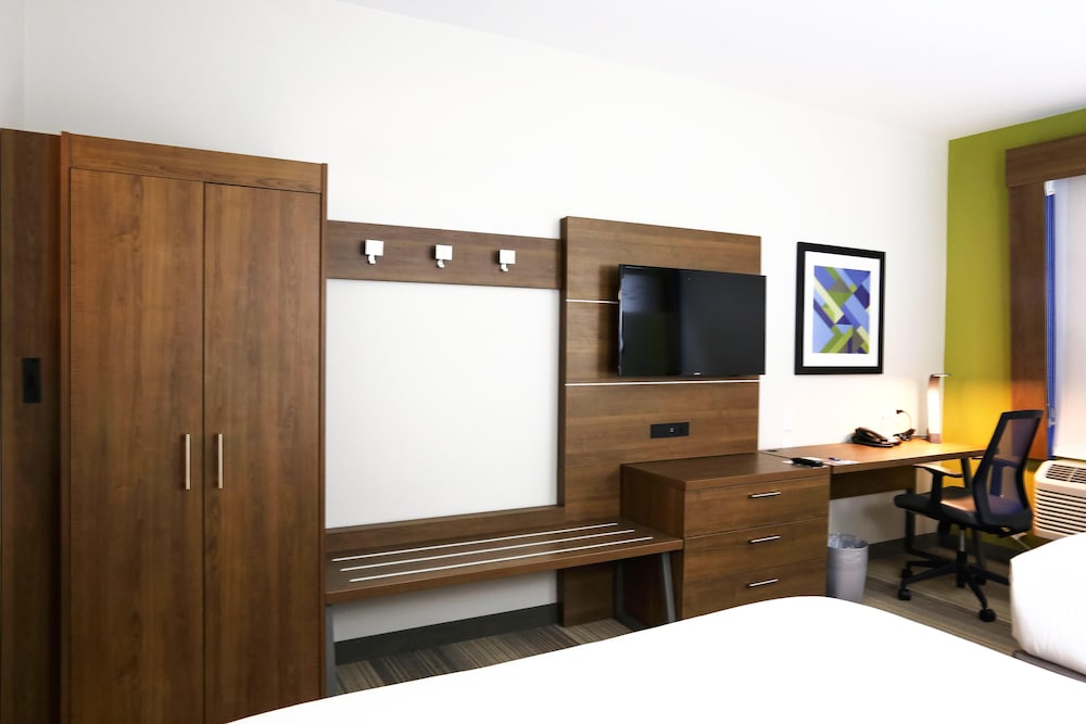 Holiday Inn Express & Suites Houston IAH Beltway 8 by IHG - photo 25