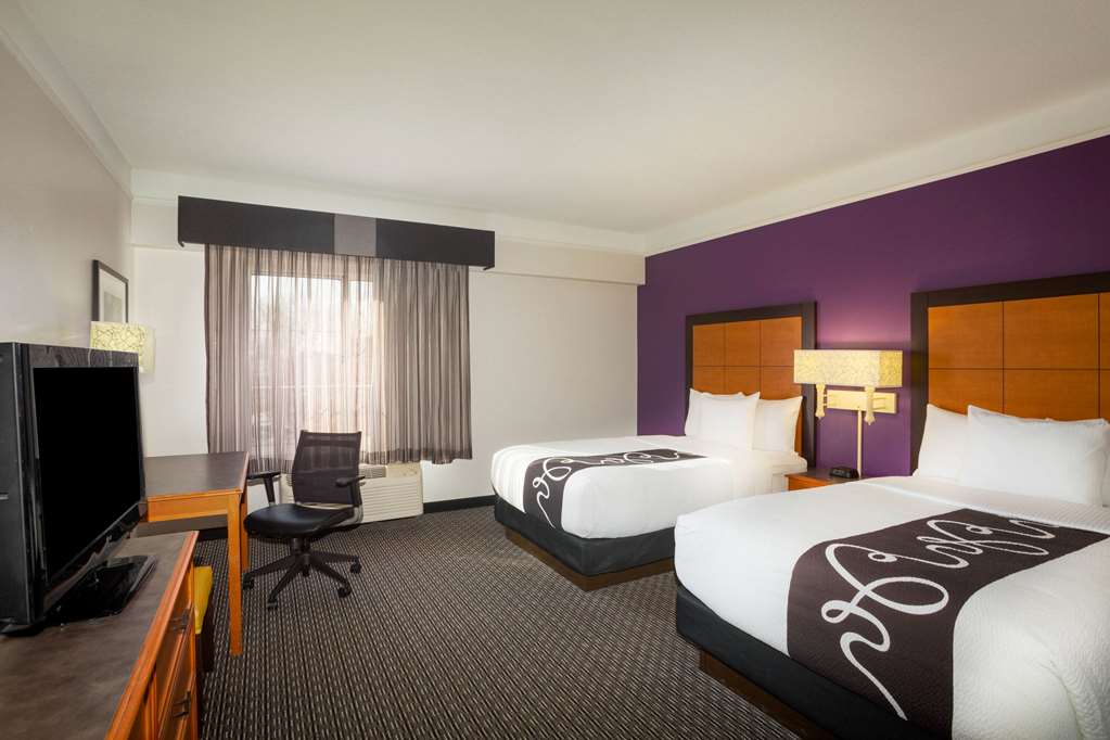 La Quinta Inn & Suites by Wyndham St. Louis Westport - photo 34