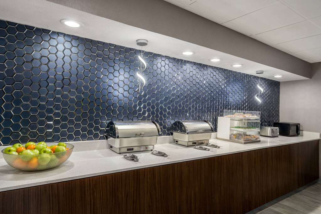 La Quinta Inn & Suites by Wyndham Round Rock North - photo 35