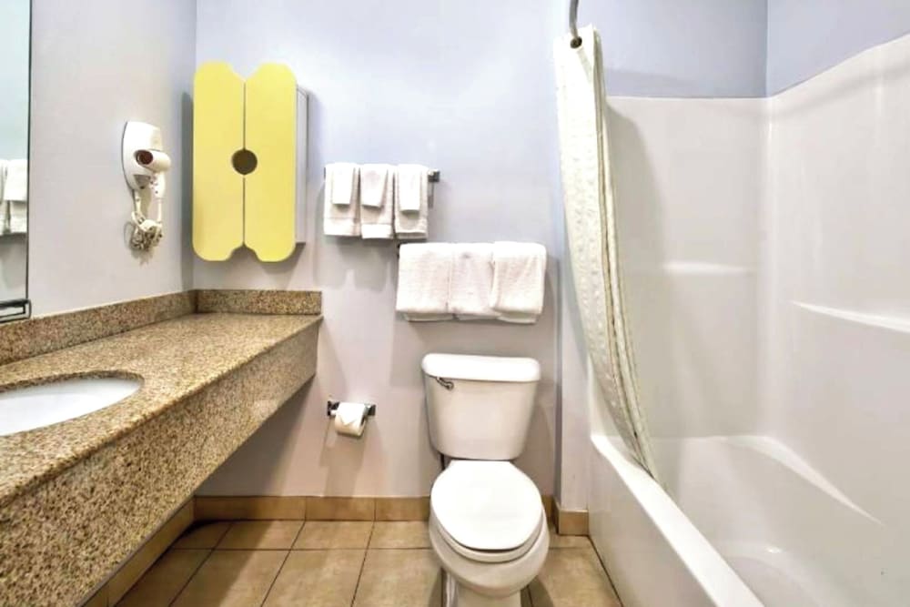 OYO Townhouse Sulphur LA Extended Stay - photo 15