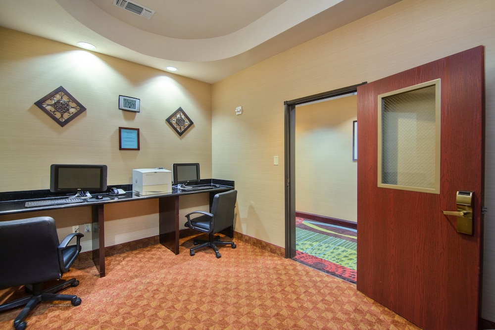 Holiday Inn Express Hotel & Suites Terrell by IHG - photo 38