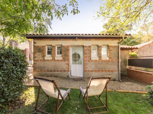 Studio urbain avec jardin privatif à 10 min de Nantes proche transports et vélos inclus FR 1 306 816 — hotel in Saint-Sebastien-Sur-Loire