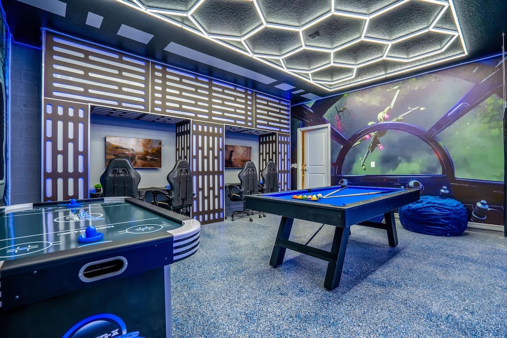 Upstay 10br Family Retreat w Pool Hot Tub Games in Clermont, United States