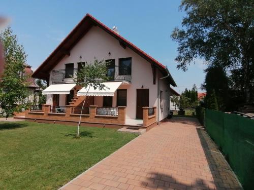 Igényesen berendezett nyaraló saját stéggel kerti grillel Balatonfenyvesen vízparti utcában a tótól 50 m re in Balatonfenyves, Hungary